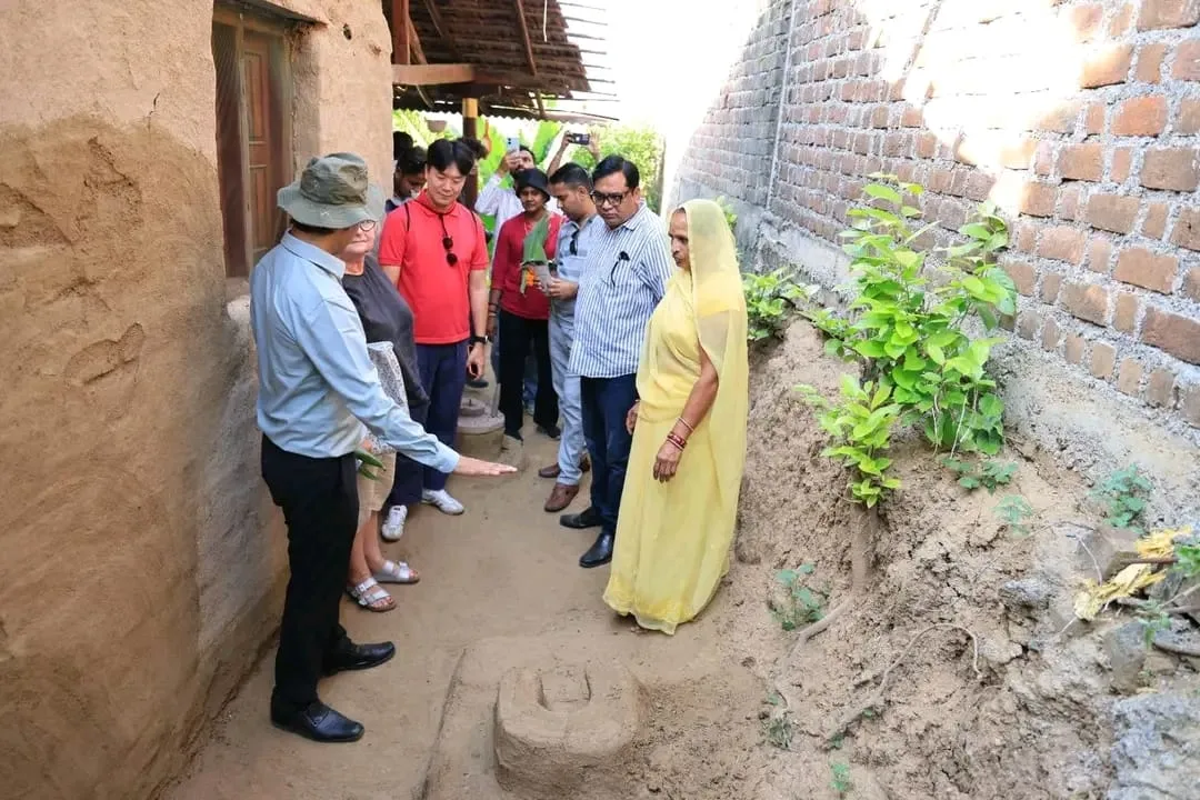 महेश्वर के ग्रामीण क्षेत्र में बच्चे विदेशी पर्यटकों को पारंपरिक संस्कृति से परिचित कराते हुए