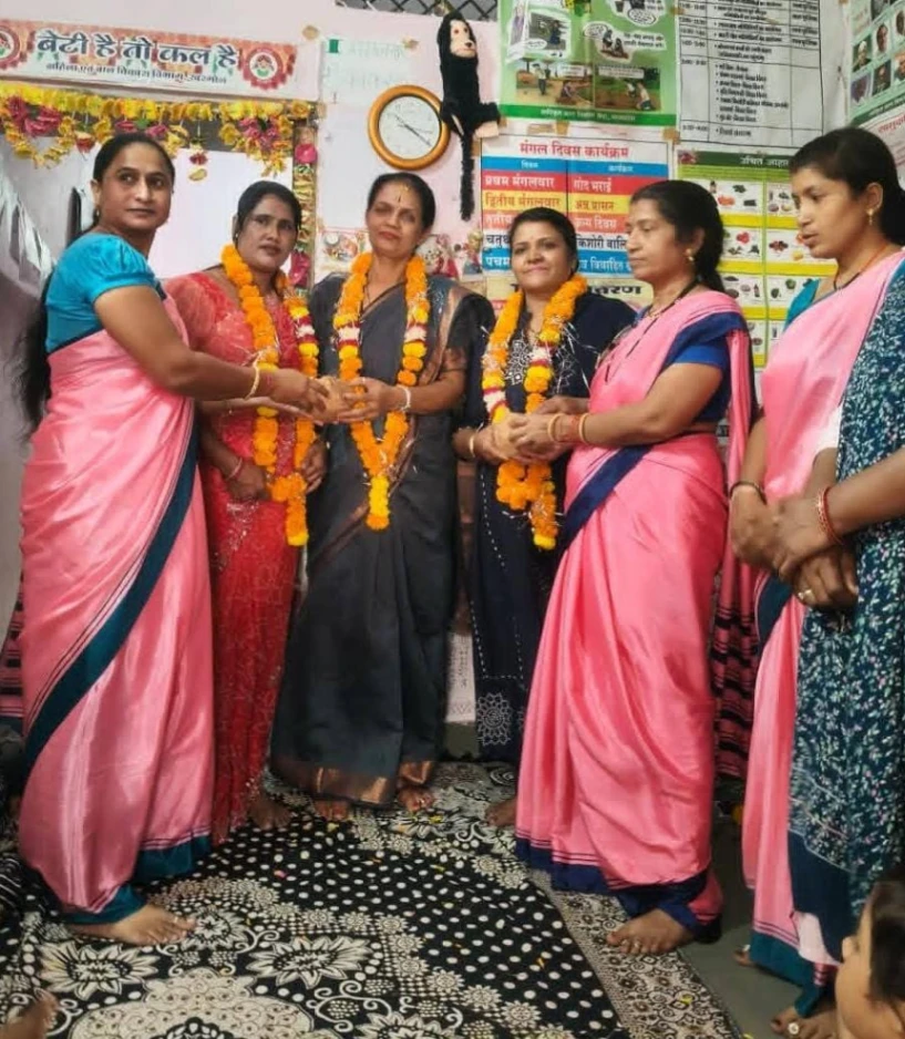 खरगोन में महिलाओं द्वारा आंगनवाड़ी कार्यकर्ता का सम्मान किया गया