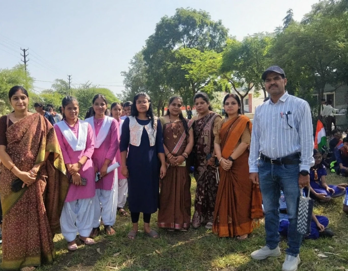 सीहोर में नशामुक्ति जागरूकता कार्यक्रम के दौरान महाविद्यालय की छात्राएं एवं शिक्षकगण समूह में खड़े हुए