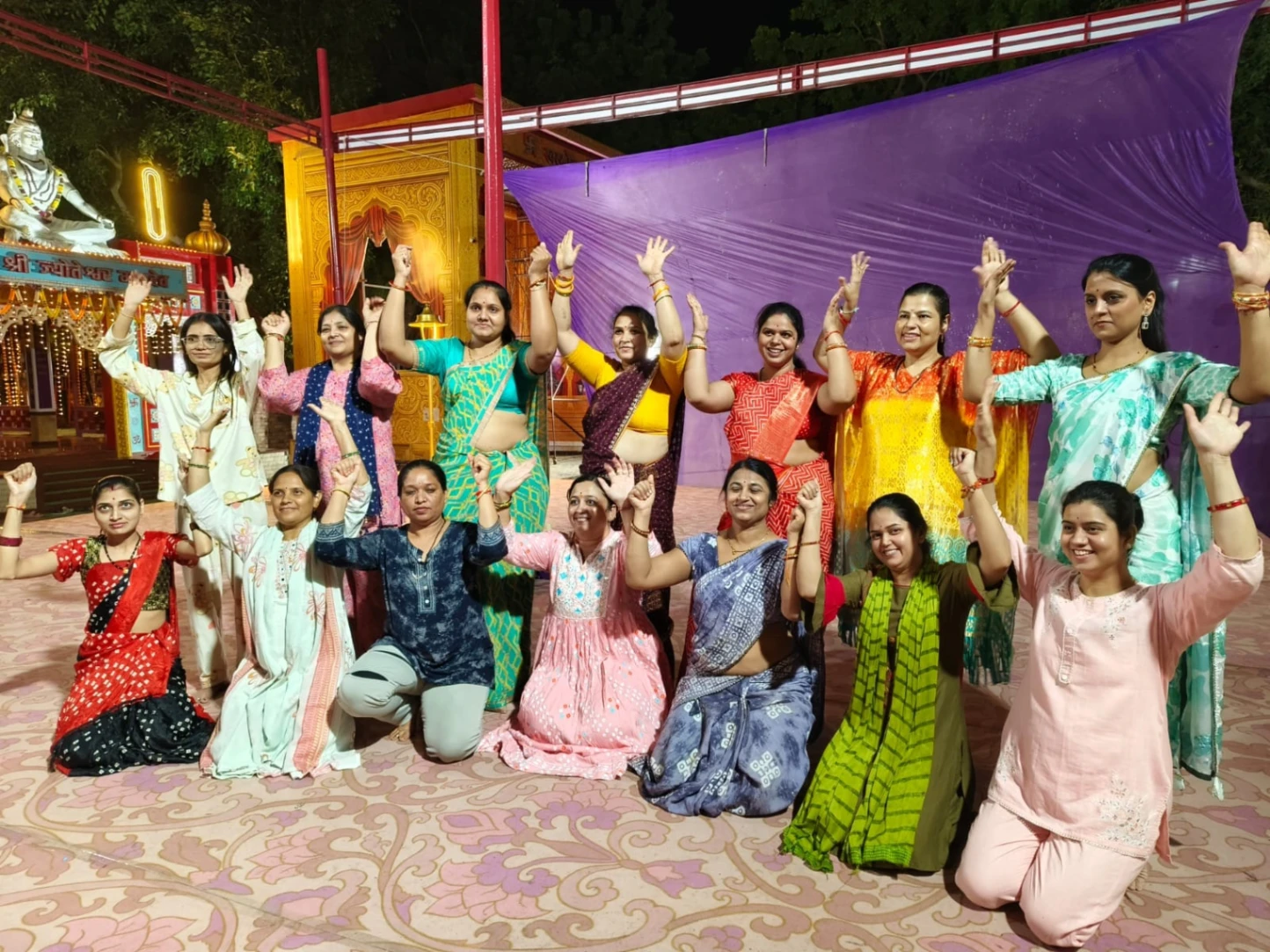 ज्योति नगर में नवरात्रि को लेकर गरबा रिहर्सल के दौरान स्टेप्स करती महिलाएं