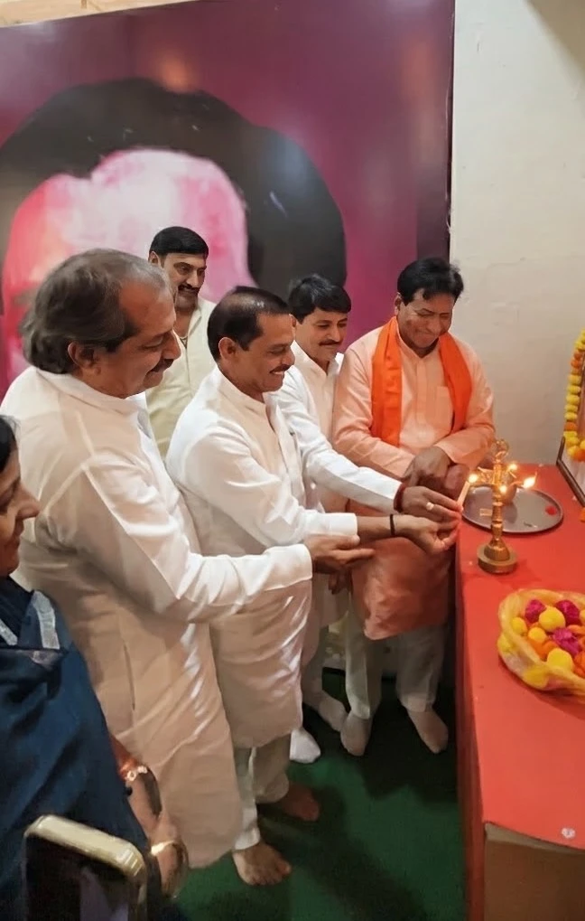 सीहोर में भाजपा की मासिक बैठक के दौरान अतिथियों ने दीप प्रज्वलित किया