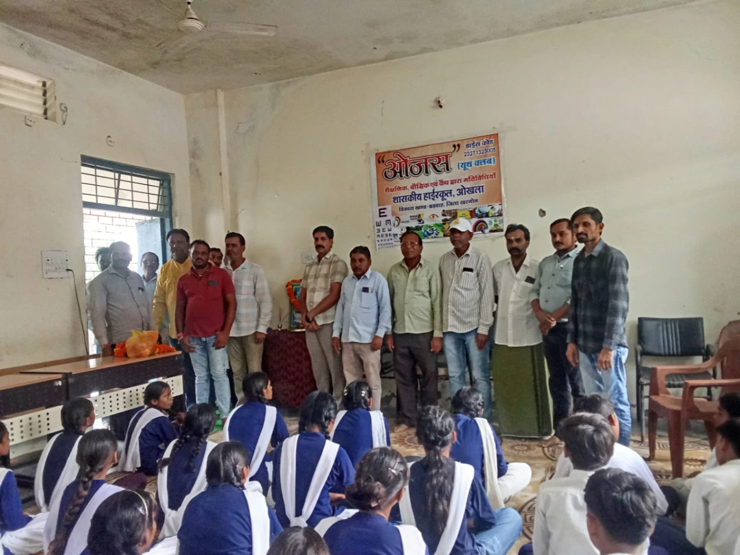 छात्र छात्राओं को साइकिल वितरित करते अतिथिगण एवं शिक्षकगण