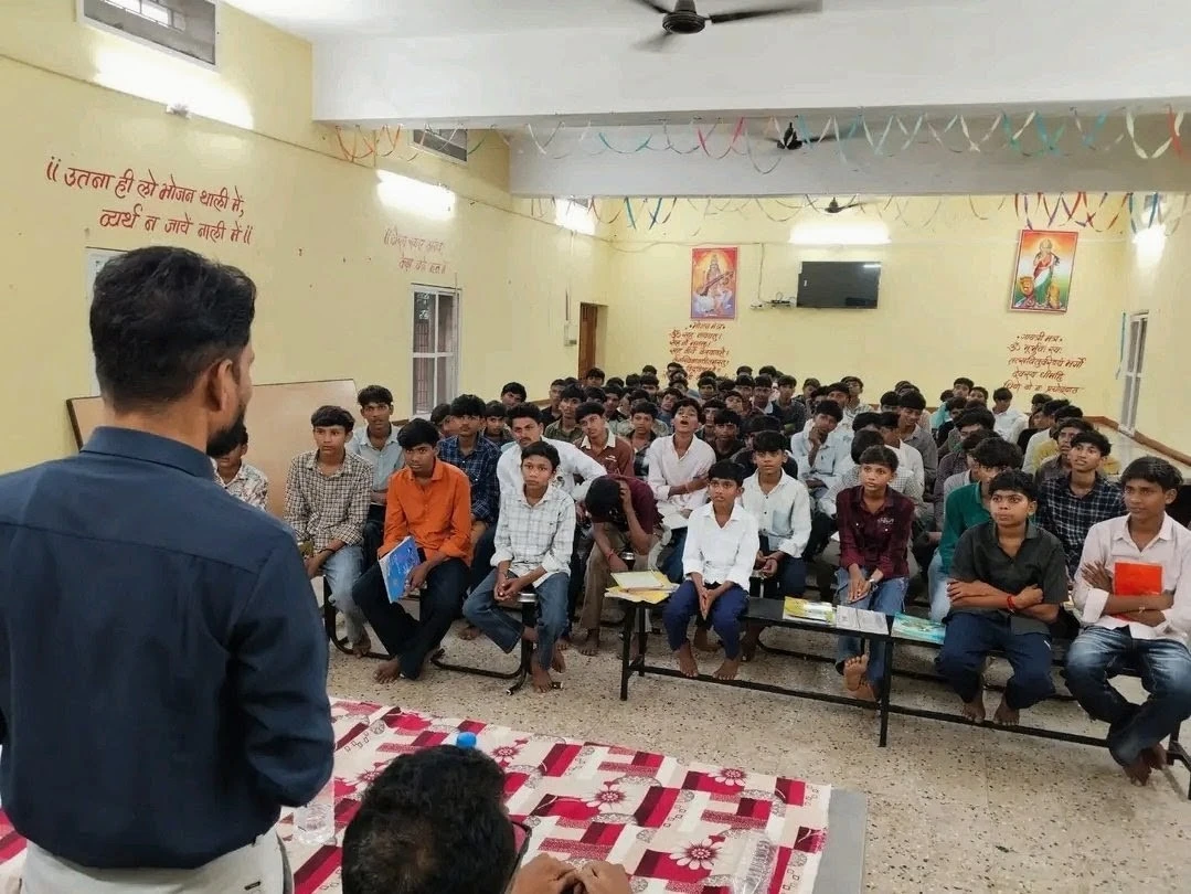 खरगोन में करियर काउंसलिंग के दौरान विद्यार्थियों को मार्गदर्शन देते विषय विशेषज्ञ