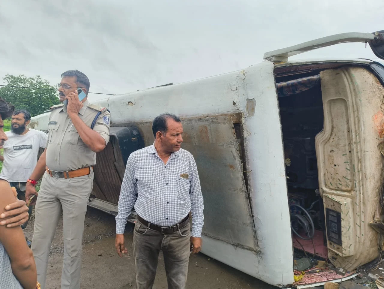 13 घायल; 3 की हालत गंभीर