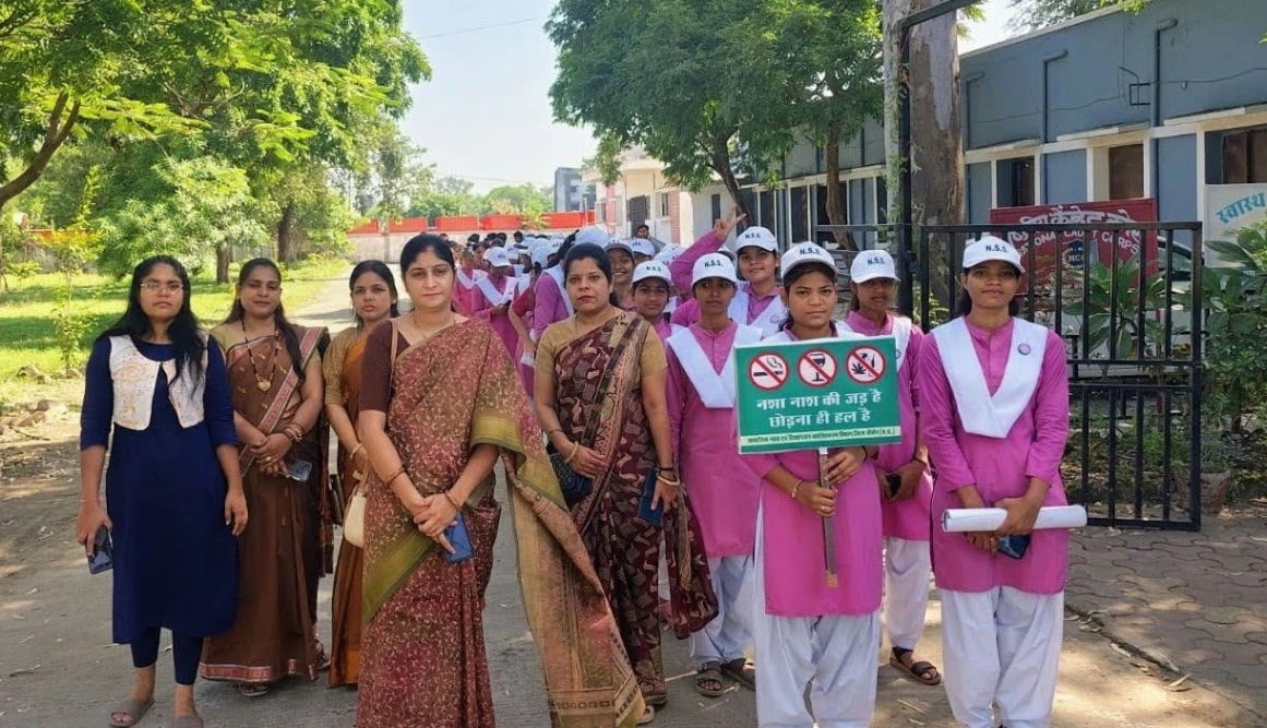मानव श्रृंखला और नुक्कड़ नाटक से जगाई नशामुक्ति की अलख