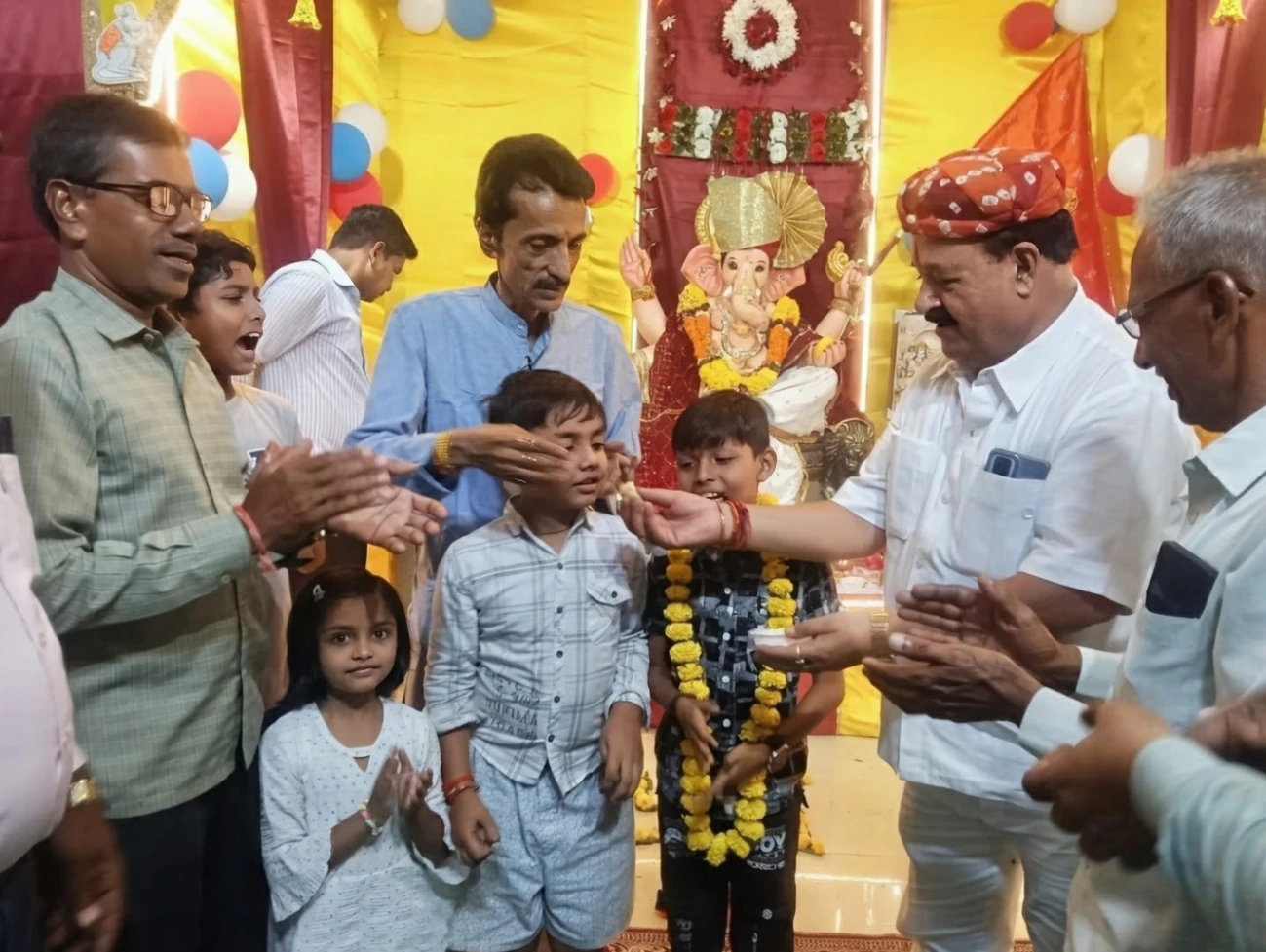 महाआरती में शामिल हुए श्रद्धालु