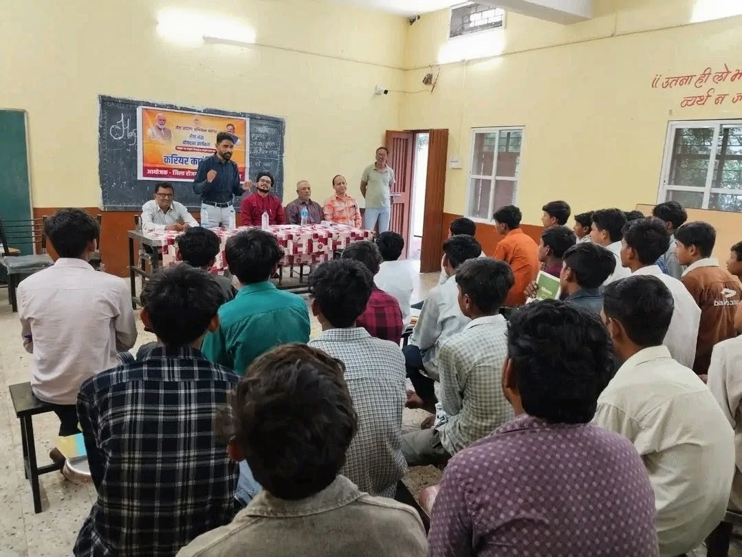कौशल शिक्षा और रोजगार की दी जानकारी